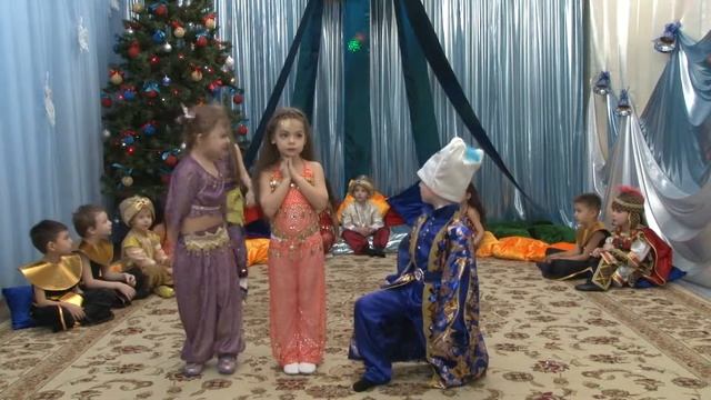 НОВЫЙ ГОД В ДЕТСКОМ САДУ "ROMASHKA BABY" 21122017 смотреть онлайн