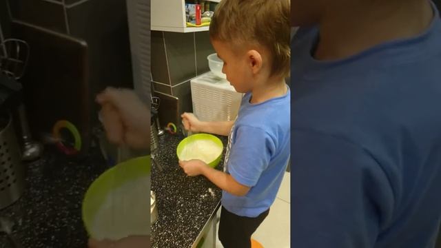 Мой маленький помощник. Маленький поваренок. Дети готовят. Блинчики