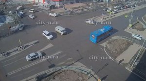 Синий автобус едет на красный