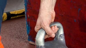 Главное в рывке гири Как держать гирю сверху Иван Денисов