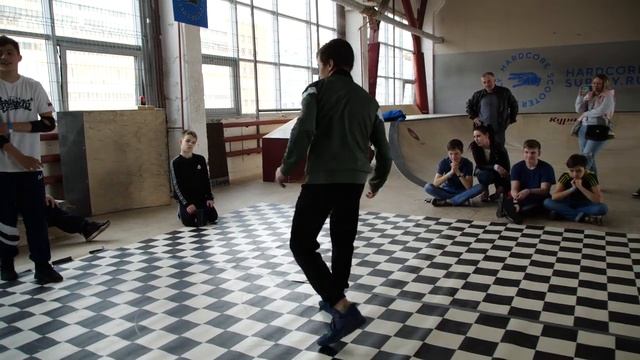 semifinal juniors 1x1 - bboy Bars vs BikDen - Брейк на волне 2019 смотреть онлайн