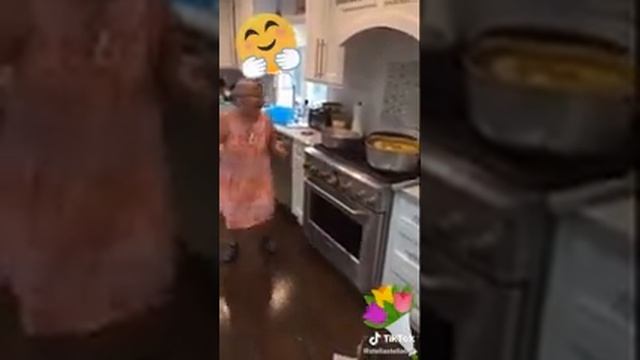 Бабка танцует возле плиты смотреть онлайн