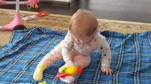 Ребенок сел сам первый раз. Вика 6 мес