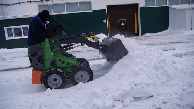 Механизация уборки снега мини-погрузчиком FRONTMEN