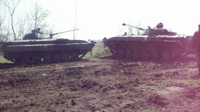 Высший пилотаж погрузка убитого БМП-2 на трал без водителя смотреть онлайн