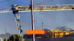 Во время урагана в Тюмени рухнул козловой кран, 26.07.2022