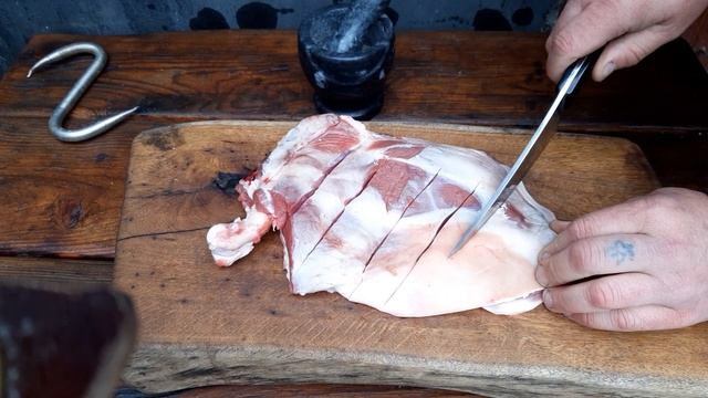 Сочная баранья лопатка на костре / Минимум специй смотреть онлайн