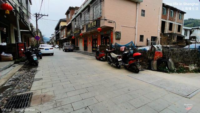 探秘云水谣千年古道、百年老榕。探访中国最美自然风景，大榕树下，古镇美景尽收眼底。Thousand year old road, century old banyan tree