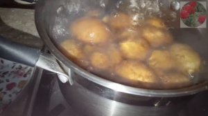 Мелкий картофель в сметанно - чесночном соусе.