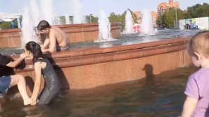Май жара +34. Народ купается в фонтане. Астана.