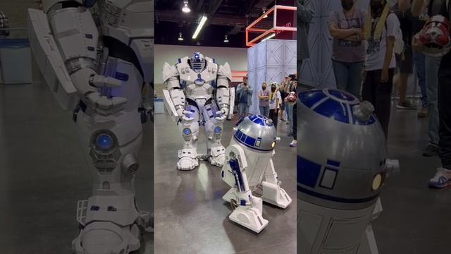 Это тот самый помощник R2D2 из звездных воинов, на выставке роботов в Шанхае.