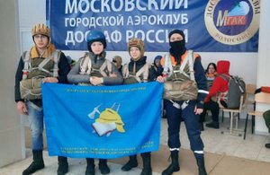 НАД УРОВНЕМ НЕБА. Студенты ТПСК прыгают с парашютом.