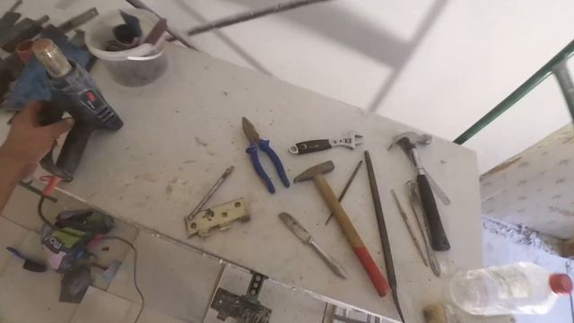 Чистка дверных петель от краски. Строительный фен и наждачная бумага. смотреть онлайн