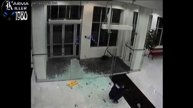 Фееричный проход через стеклянную дверь смотреть онлайн