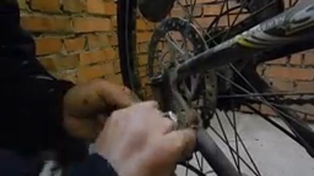замена колодок в дисковых тормозах велосипеда смотреть онлайн