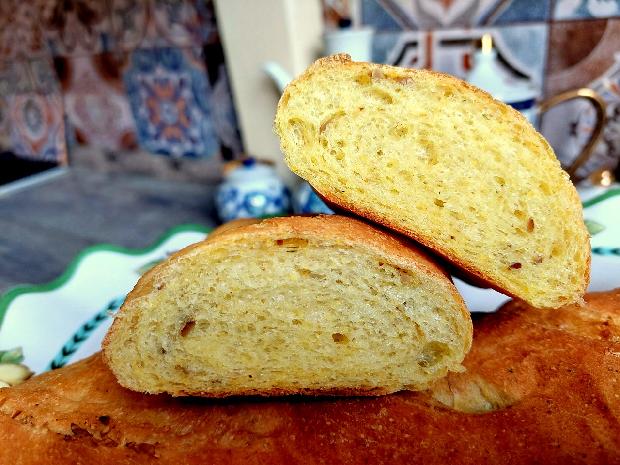 Кукурузный хлеб с семечками подсолнечника. Яркий – солнечный.