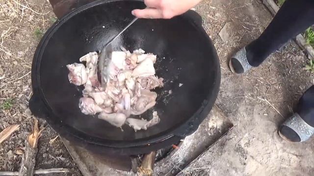 ЦЫПЛЯТА С КАРТОШКОЙ В КАЗАНЕ НА КОСТРЕ! смотреть онлайн