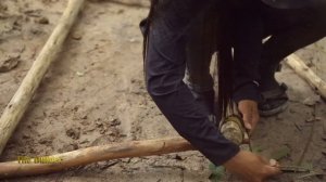 GIRL LIVE OFF GRID, BUILD THE MOST SECRET UNDERGROUND HOUSE TO HIDE IN THE JUNGLE