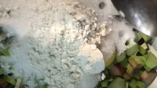 Как приготовить пирог с ревенем/Что приготовить из ревеня/Что испечь быстро и вкусно/Простые рецепт