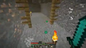 Видео: Как убить пауков в заброшенной шахте в Minecraft алмазным мечом и уничтожить спаунер пауков?