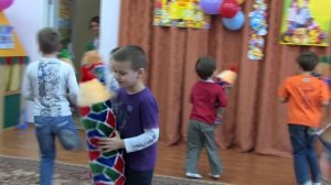 Танец с карандашами на выпуском в детском саду