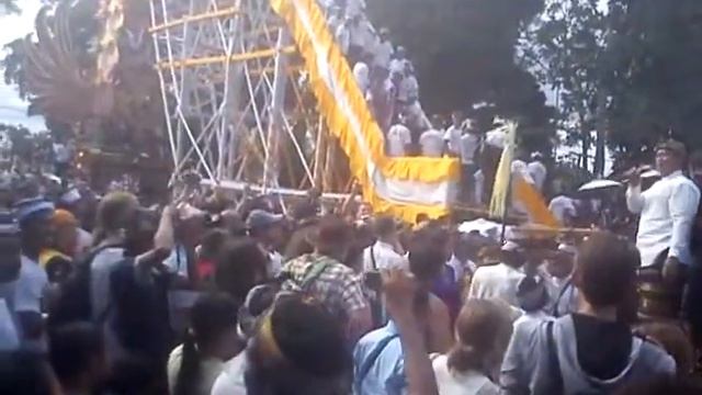 Церемония кремации короля. Бали. Индонезия. смотреть онлайн