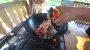 Макароны с тушенкой – простейший походный рецепт