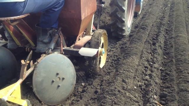 Посадка картофеля сажалкой 2СМ-2 для минитрактора смотреть онлайн