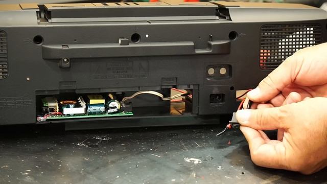 DIY boombox from an old cassette player, car multimedia 7010B and 4 inch car speakers MAC AUDIO смотреть онлайн