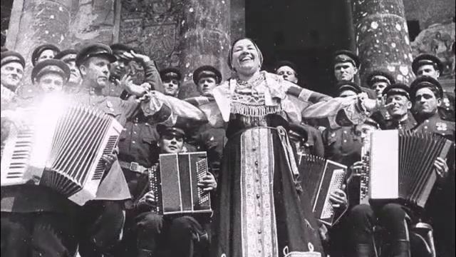 Видео-слайд. - Фронтовые песни -В. Бохан-В. Уралов. исп. Р.Бажанов и Н. Комиссарова. смотреть онлайн