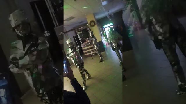 зеркальное шоу зеркальные люди танцуют радуют отражают блистают кружат удивляют