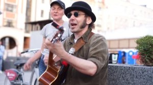 Необычное исполнение песни "Катюша" на два голоса на улице Москвы. Фрикинг Аут