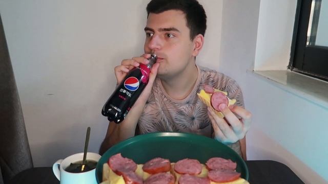 МУКБАНГ! Бутерброды с сыром и колбасой. Китайская пепси. 可乐 Mukbang sandwiches 먹방 Eating show