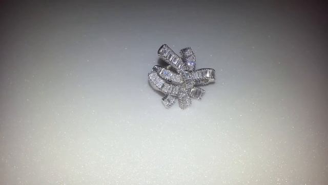 Кольцо бант из камней цирконов огранки багет