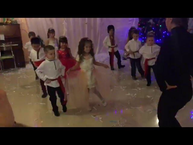 Детский сад Познайка.  Танец "Русская зима"