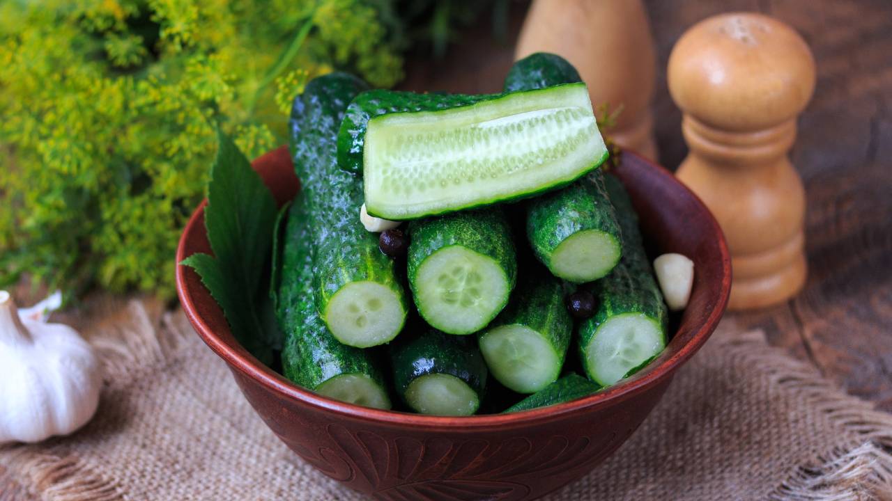 🥒 Малосольные огурцы в кастрюле — рецепт вкусной летней закуски