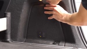 Where are electrical fuses located in Audi Q7?