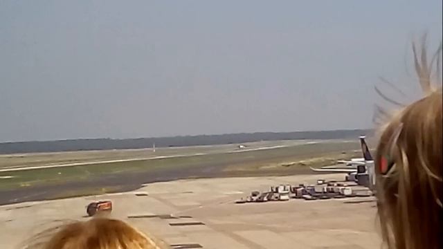 Dusseldorf Airport Terrace (Düsseldorf Flughafenterrasse) смотреть онлайн