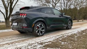 Первый дрифт на самом мощном электрическом Ford Mustang Mach-E GT.