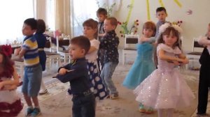 Дети играют на ложках