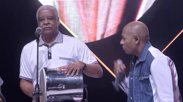 A Batucada dos Nossos Tantãns / Vai Lá, Vai Lá ((Misturadin 2 Ao Vivo) [Clipe Oficial]) смотреть онлайн