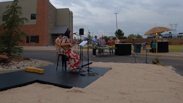 Hanalei Moon + Tonight You Belong To Me (Jessica Maeve Ukulele Covers) Luau tunes смотреть онлайн