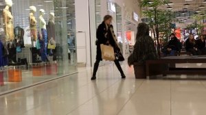 ПРАНК: КУСТ КОШМАРИТ ПРОХОЖИХ В "ТЦ АВИАПАРК"