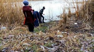 Упал в болото. Лазаю с другом по зоброшке.