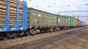 Тепловоз 2ТЭ10М-0467 с грузовым поездом