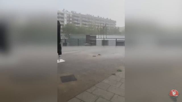 Just some horror going on in Spain! Storm, flood and tornado. Barcelona, Mallorca смотреть онлайн