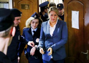 Евгения Васильева поливает в тюрьме цветы