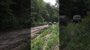 Jeep Grand Cherokee против Nissan Patrol Y61 в грязи.