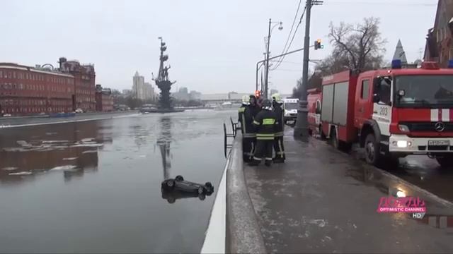 NO COMMENT Автомобиль упал в Москву реку у Храма Христа Спасителя смотреть онлайн
