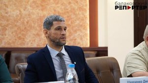 В Балакове измерили радиационный фон камней в парке, гранита, ёлки и даже котика